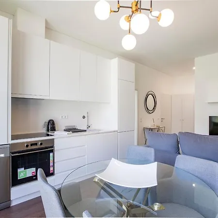 Superb 1br Flat W/ Garden, Ac & Free Parking By Lovelystay Porto