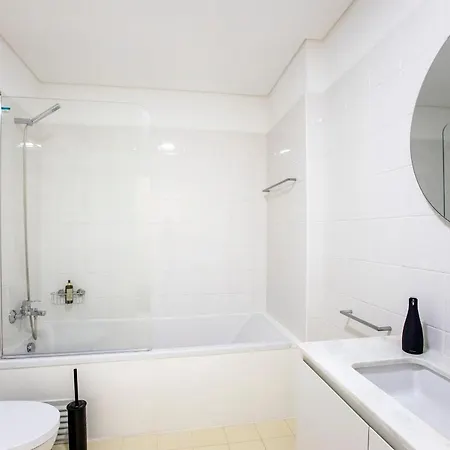Superb 1br Flat W/ Garden, Ac & Free Parking By Lovelystay Porto