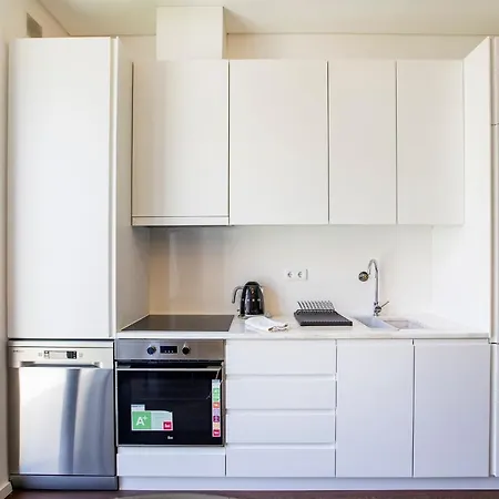 Superb 1br Flat W/ Garden, Ac & Free Parking By Lovelystay